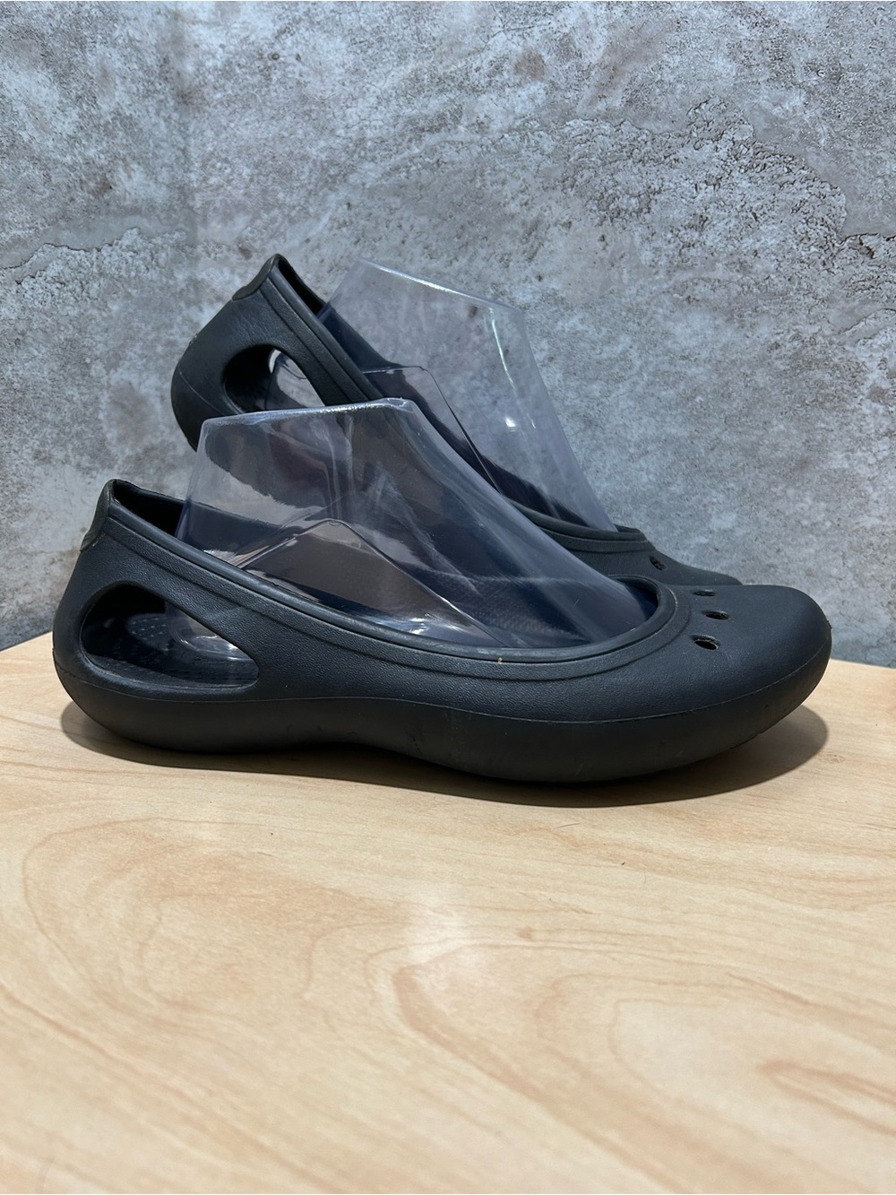 Crocs Kadee ballet flats featuring a cut-out design Women’s Size 10